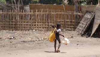 Mädchen in Guinea-Bossau mit Huhn