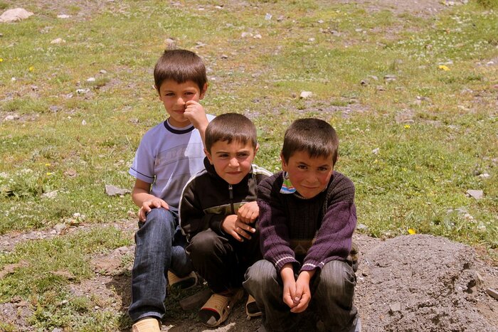 Drei Jungs aus Aserbaidschan