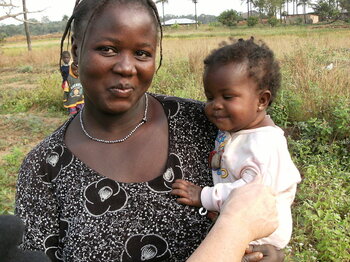 Frau und ihr Kind in Guinea-Bissau