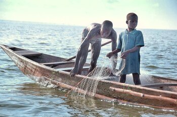 Junge als Fischer in Ghana