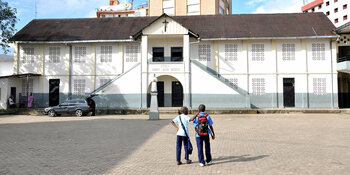 Schüler und ihre Schule in Douala