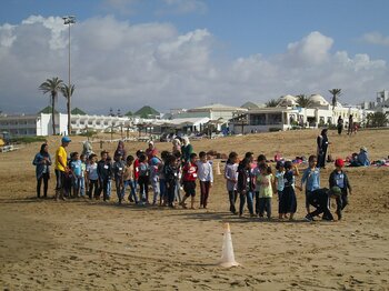 Schulkinder in Marokko am Strand