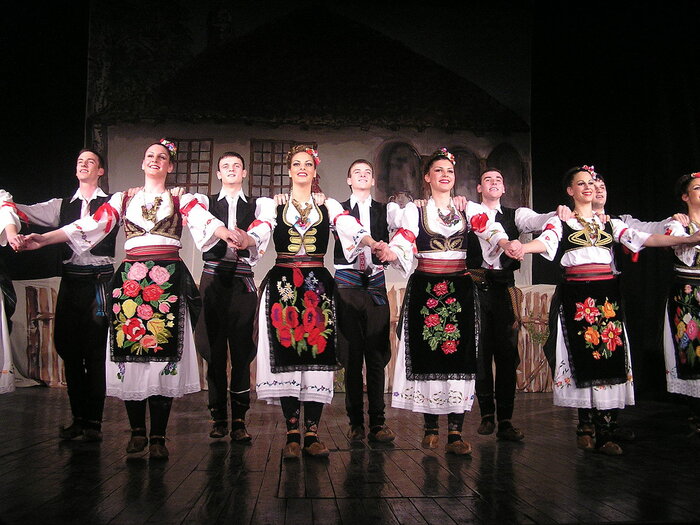 Diese Tanzgruppe tanzt den serbischen Kolo.
