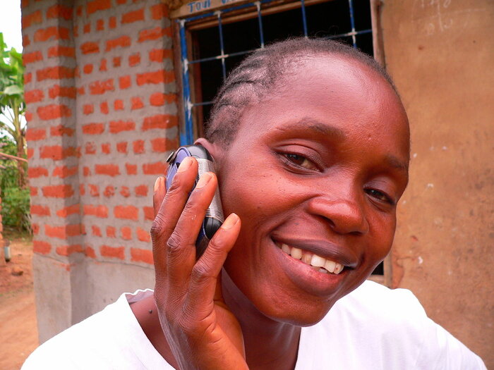 Frau aus Basankusu mit Handy