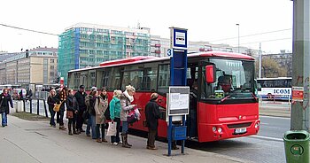 Schlange von Einwohnern Tschechiens beim Einsteigen in den Bus