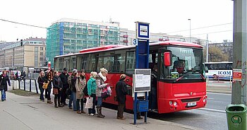 Tschechien Einwohner Schlange von Einwohnern Tschechiens beim Einsteigen in den Bus