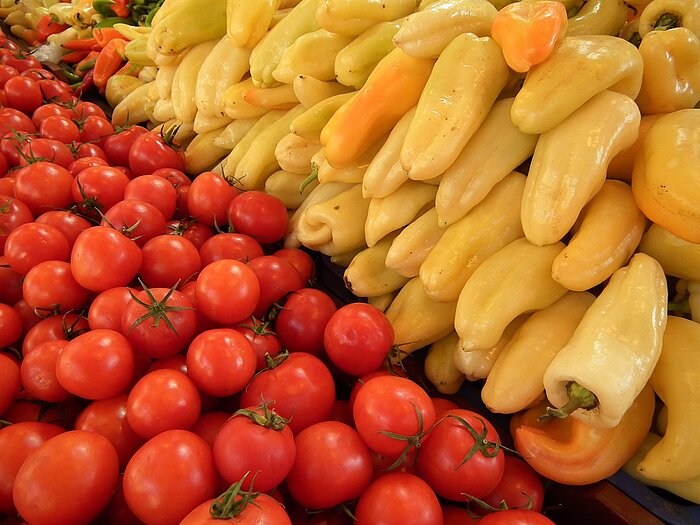 Gelbe Spitzpaprika und Tomaten