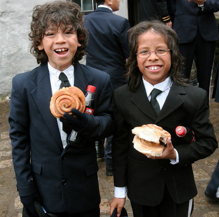 Zwei Jungen mit Zimtschnecken