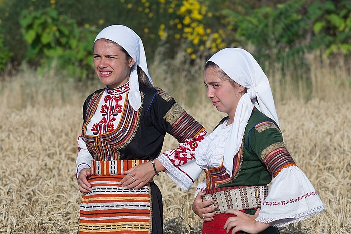 Bulgarische Frauen in Tracht