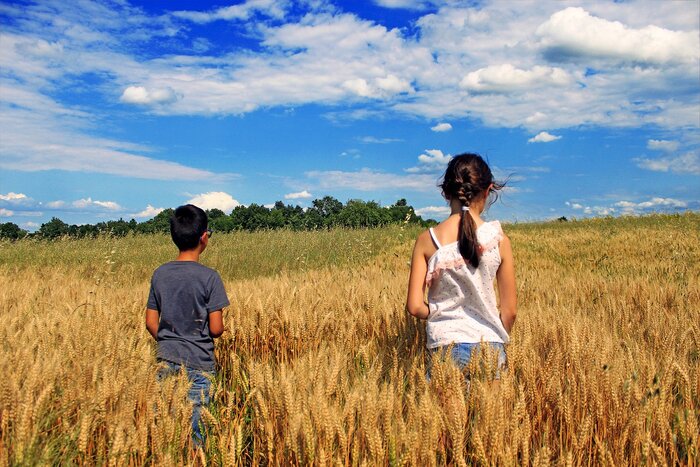 Zwei Kinder aus Bulgarien in einem Feld
