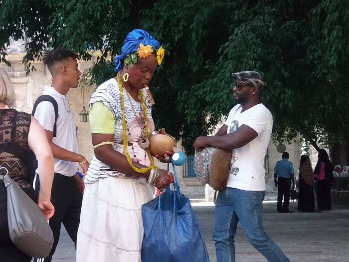 Frau an der Plaza de Armas in Havanna