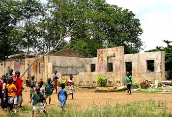 Zerstörte Schule in Sierra Leone