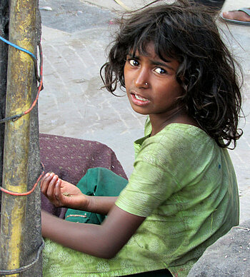 Mädchen aus Nepal, Müll
