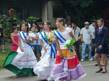 Frauen tanzen in El Salvador