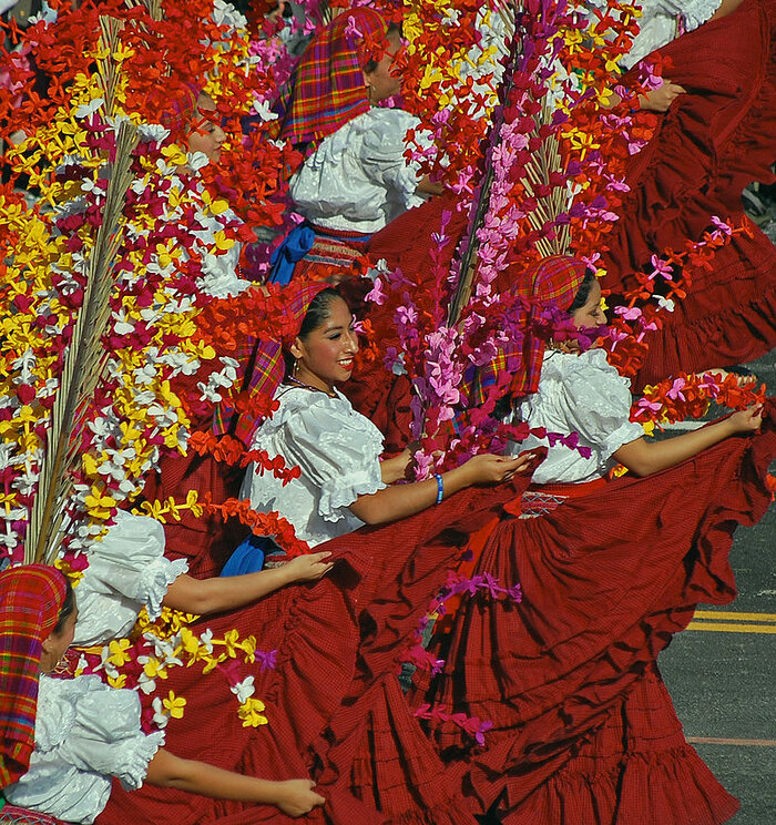 Parade mit Tänzerinnen in El Salvador