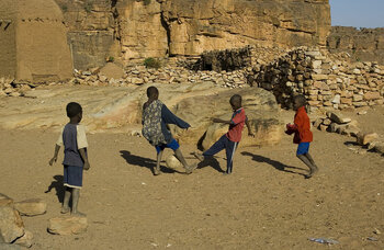Kinder spielen Fußball in Mali