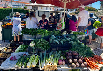 Einkaufen auf dem Markt in Portugal