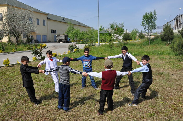 Kinder spielen in Aserbaidschan
