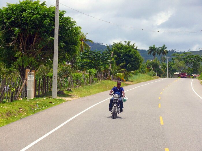 Mann auf Motorrad in der Dominikanischen Republik