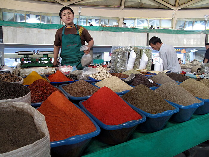 Gewürze auf einem Markt in Usbekistan