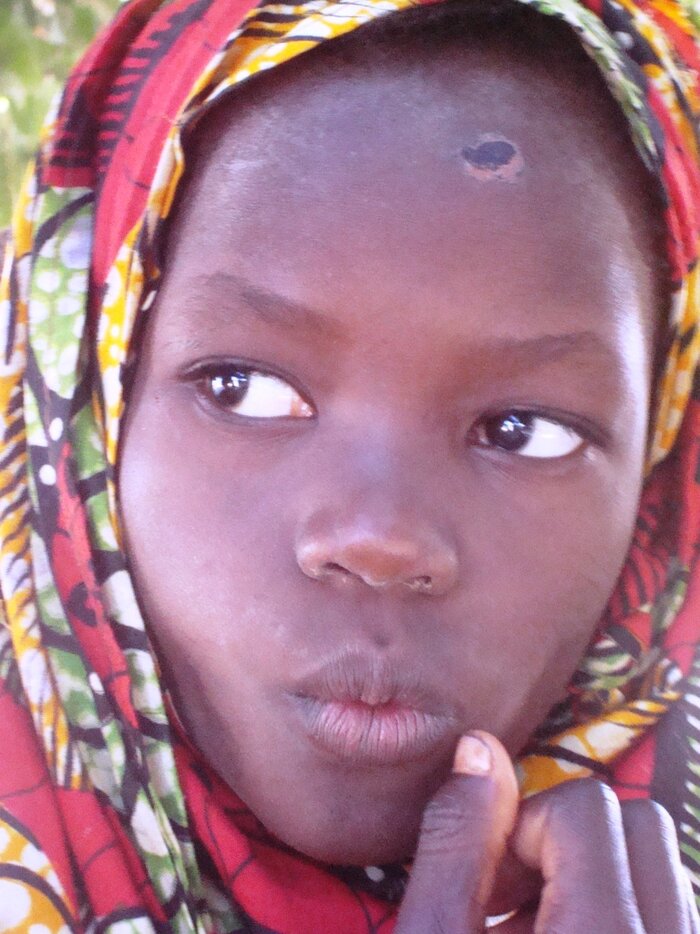 Mädchen aus Gambia mit Kopftuch