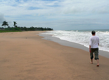 Tourist am Strand von Ghana