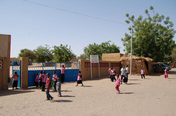 Schultor und Schüler in der Region Diffa in Niger