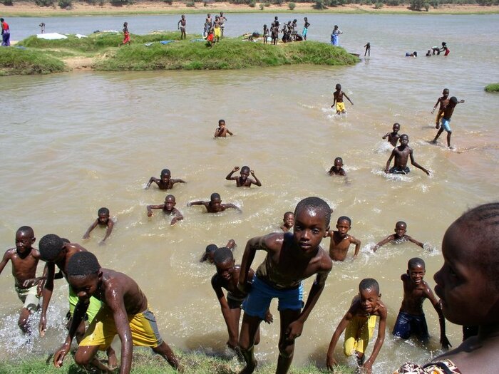 Badende Kinder im Senegal