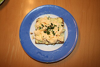 Smörrebröd mit Remoulade, Rührei und Schnittlauch