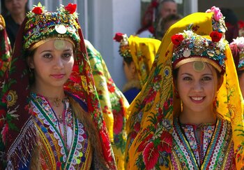 Tänzerinnen in Pirin in Tracht