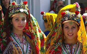 Tänzerinnen in Pirin in Tracht