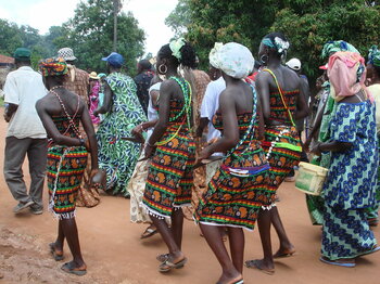 Diola-Frauen tanzen