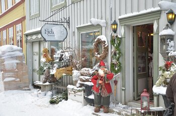 Weihnachtlich geschmückter Laden in Norwegen