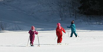 Kinder in Finnland: Skikurs im finnischen Kindergarten