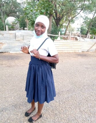 Schülerin auf dem Schulweg in Ghana