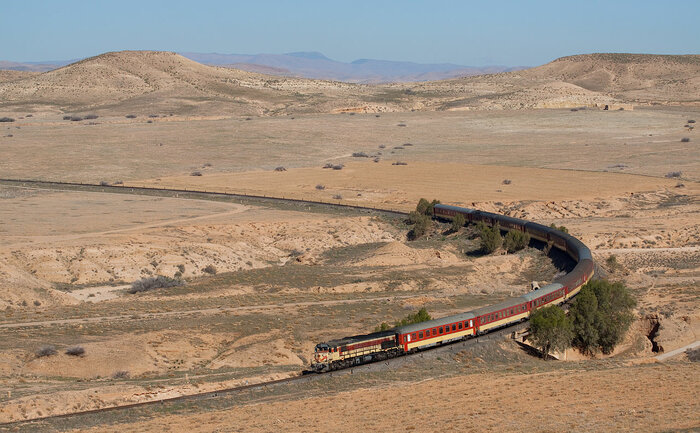 Zug in Marokko bei Oued-Metili