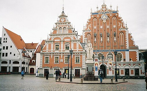 Rathausplatz in Riga mit Schwarzhäupterhaus und Rolandstatue