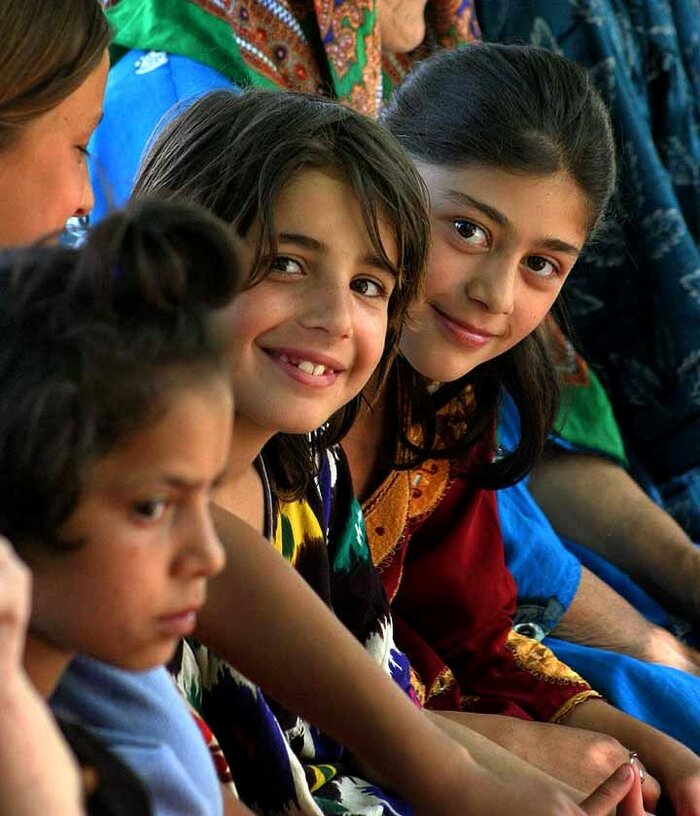 Mädchen aus Tadschikistan lächelt in die Kamera