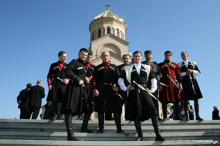 Georgische Männer in traditioneller Kleidung, der Tschocha