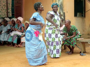 Frauen tanzen in eienr Voodoo-Zeremonie
