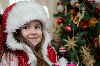 Kind in Rumänien vor dem Weihnachtsbaum