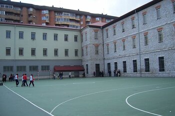 Außensportbereich einer Schule in Spanien