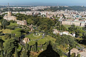 Blick in die Vatikanischen Gärten von der Kuppel des Peterdoms