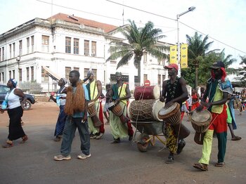 Musiker mit Trommeln in Guinea-Bissau