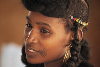 Frau aus Niger vom Volk der Fulbe