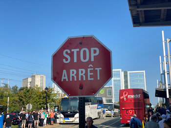 Zweisprachiges Verkehrsschild in Kanada Welche Sprache spricht man in Kanada?