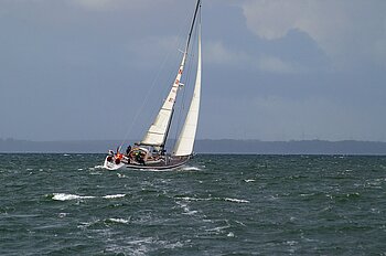 Segelboot auf der Ostsee bei Sturm