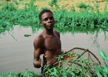 Junge aus Nigeria beim Angeln
