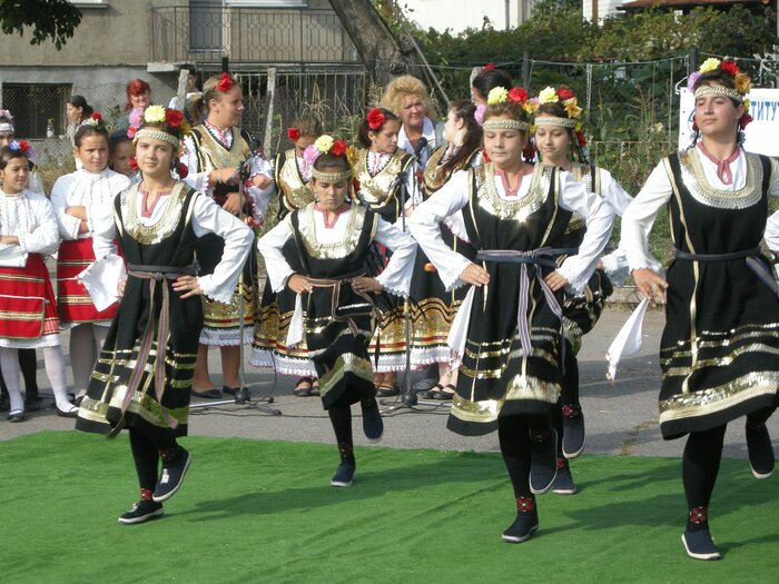 Tanz in bulgarischer Tracht