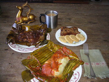 Rote und schwarze Tamales in Guatemala